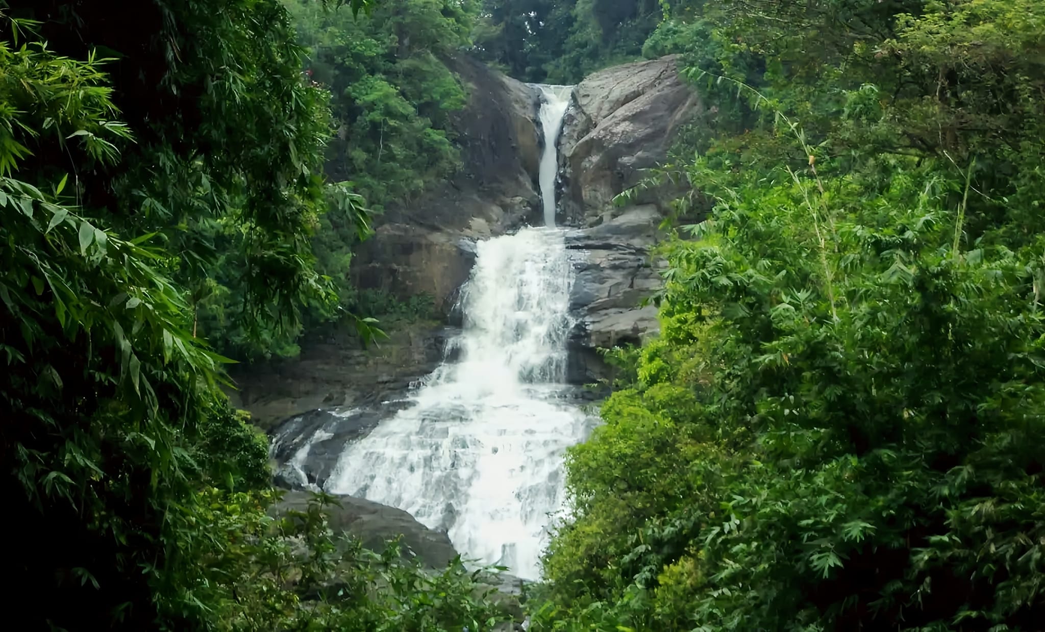 Bopath Ella Waterfall in Rathnapura
