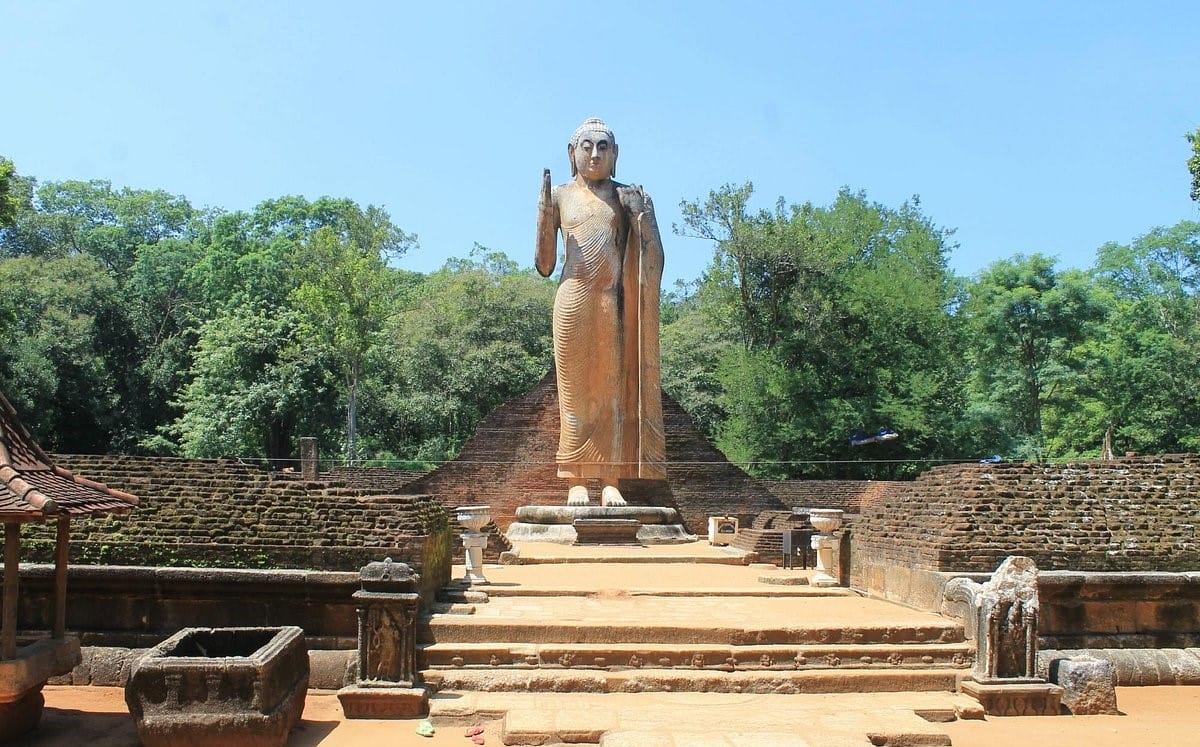 Discovering the Magnificent Maligawila Buddha Statue