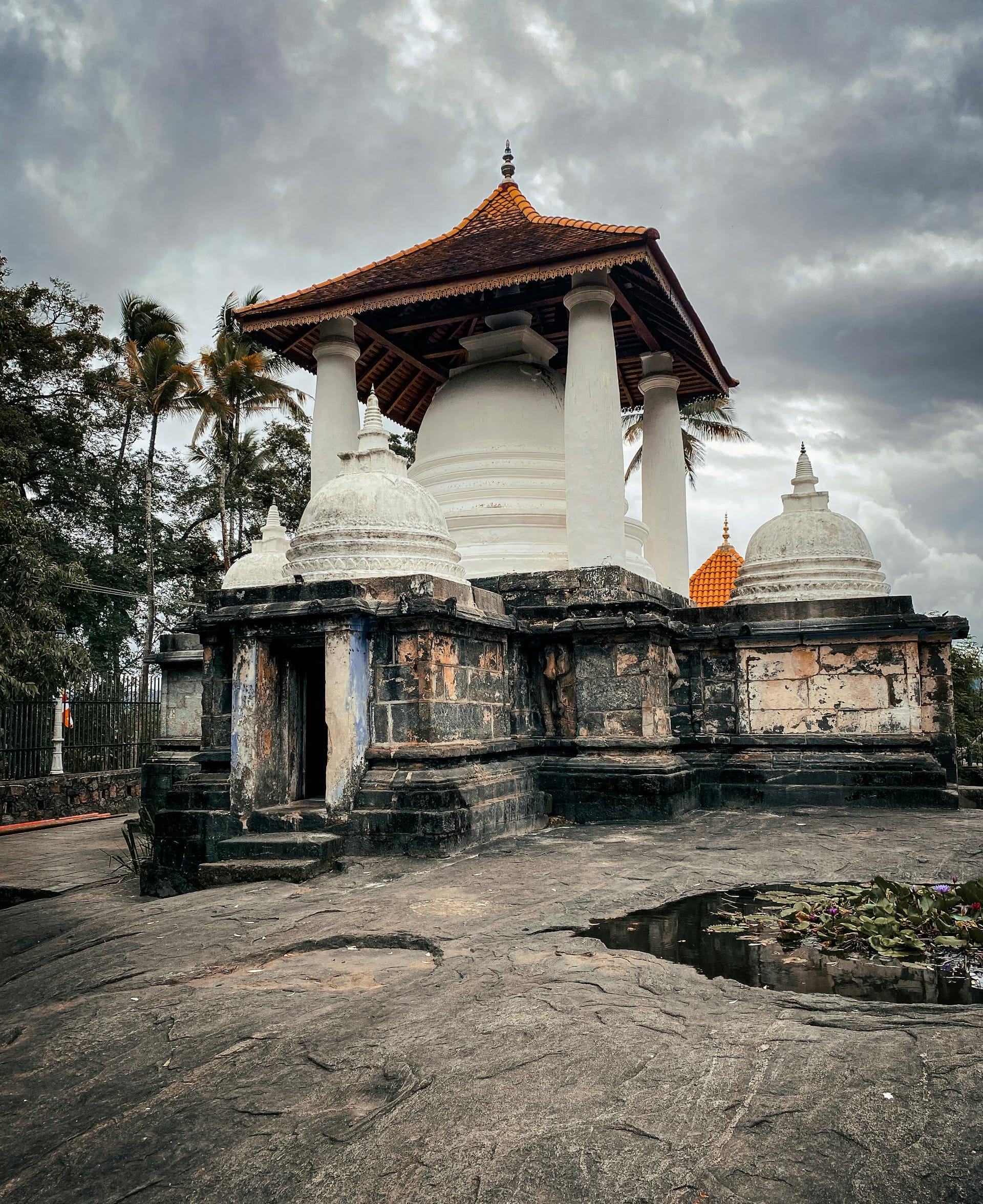 Exploring Kandy’s Three Temple Loop: Ambekka, Gadaladeniya, and Lankathilake